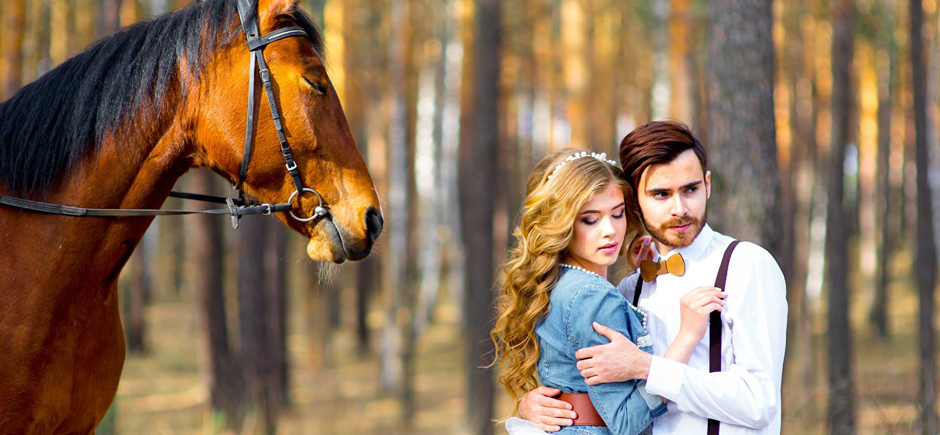 Novomanželé s koněm.