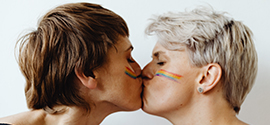 Ein lesbisches Paar, das sich küsst.