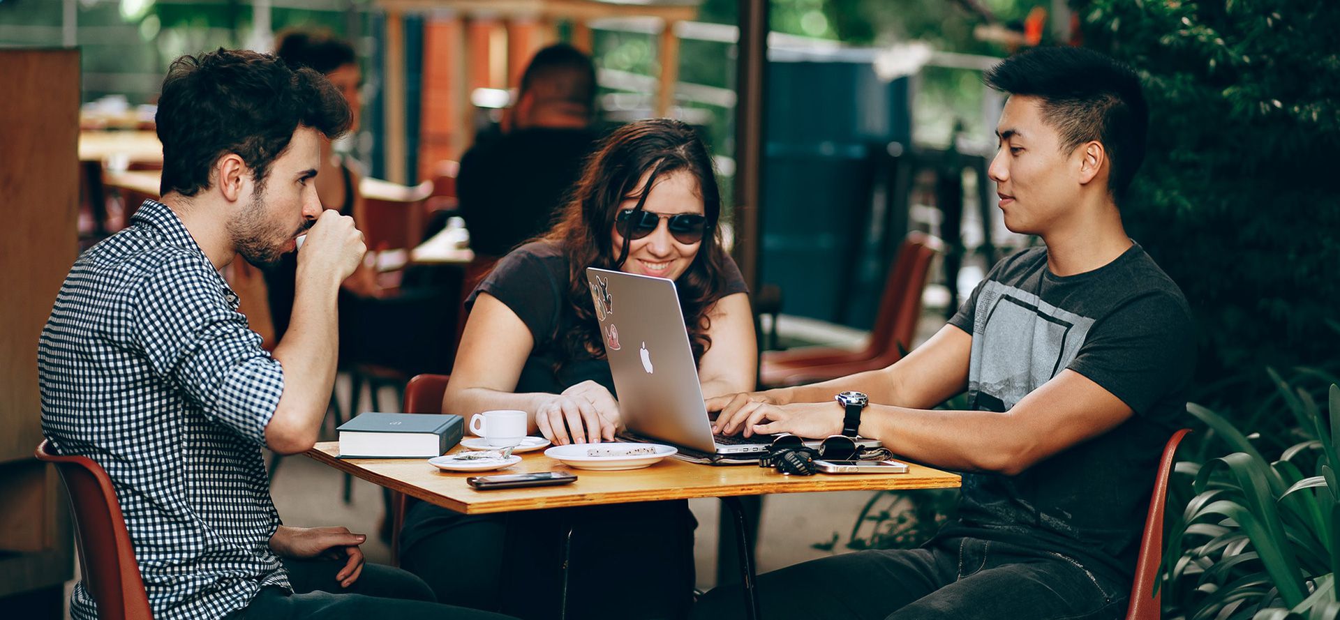 Personas con relaciones abiertas en el café.