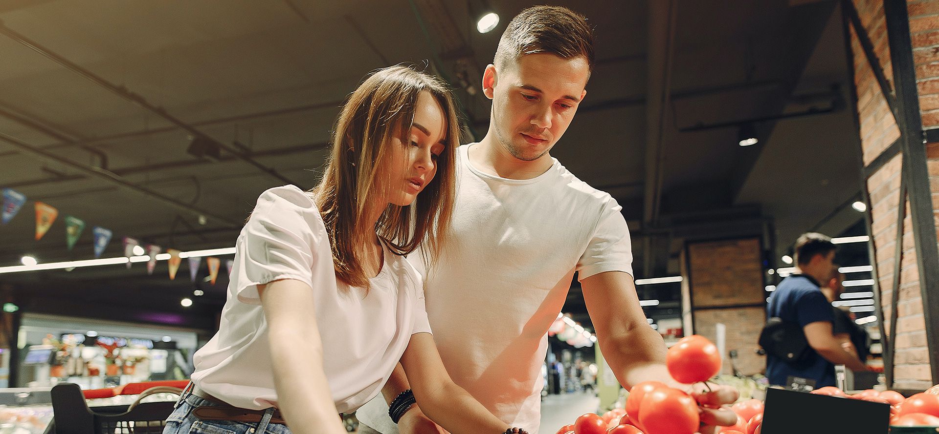 Veganes Paar im Supermarkt