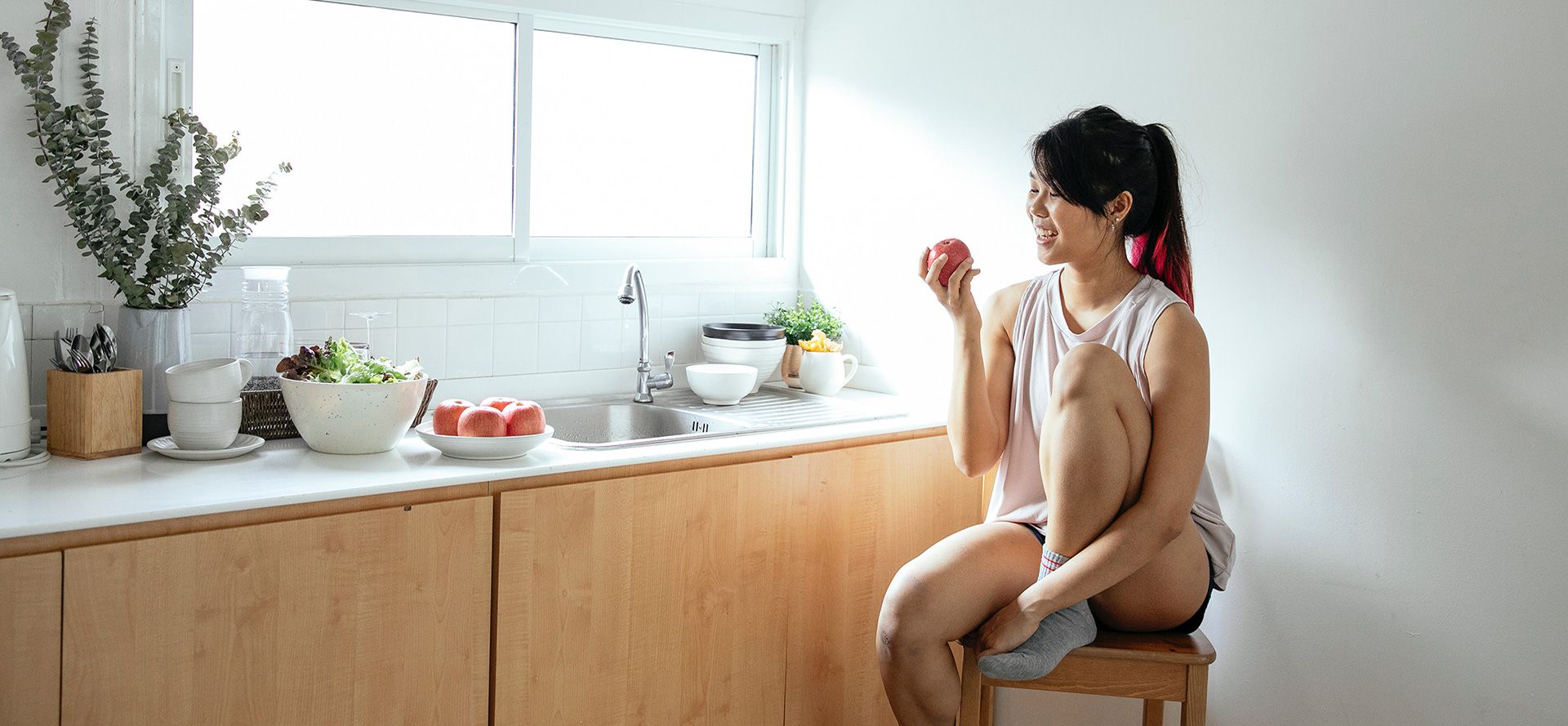 Mulher vegetariana na cozinha