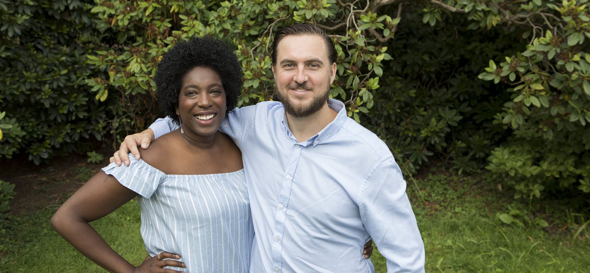 Casal de homem branco e mulher negra.