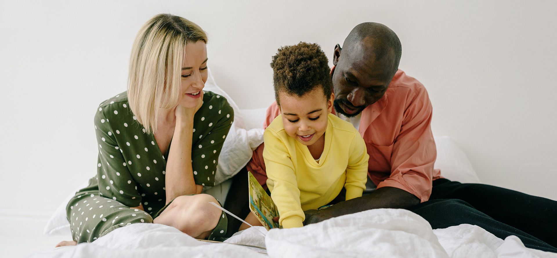 Mujer blanca hombre negro con un niño.