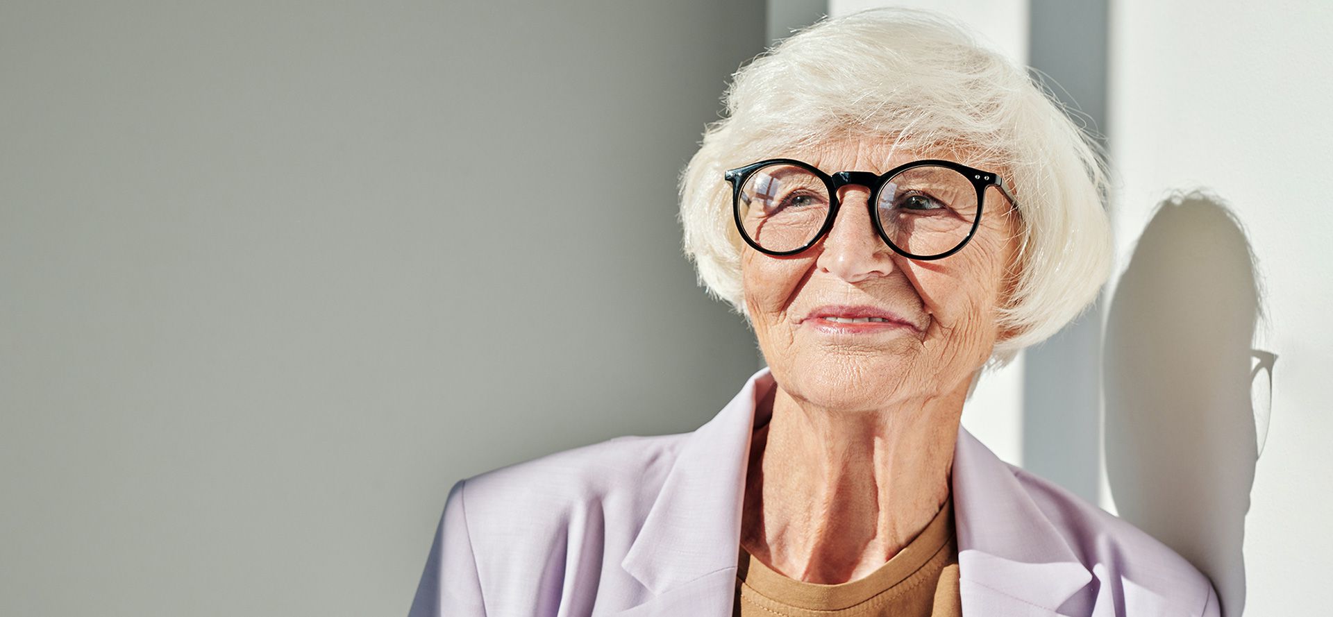 Frau über 50 in der Nähe der Mauer.