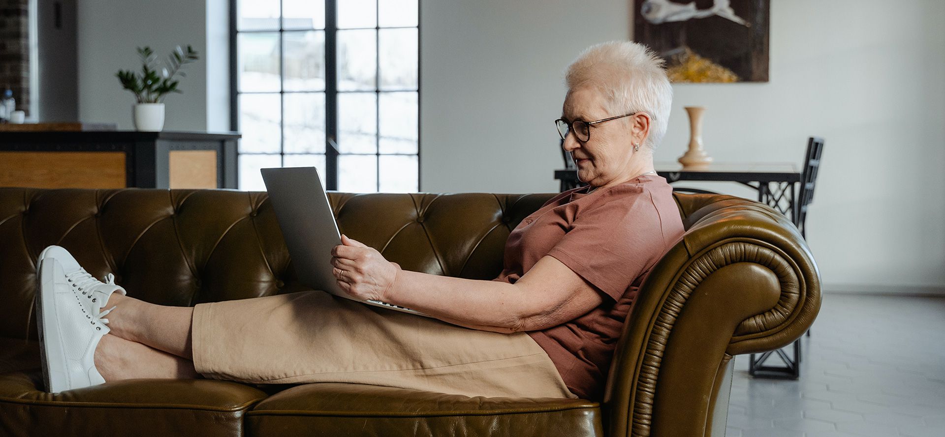 Frau über 50 mit einem Notizbuch.