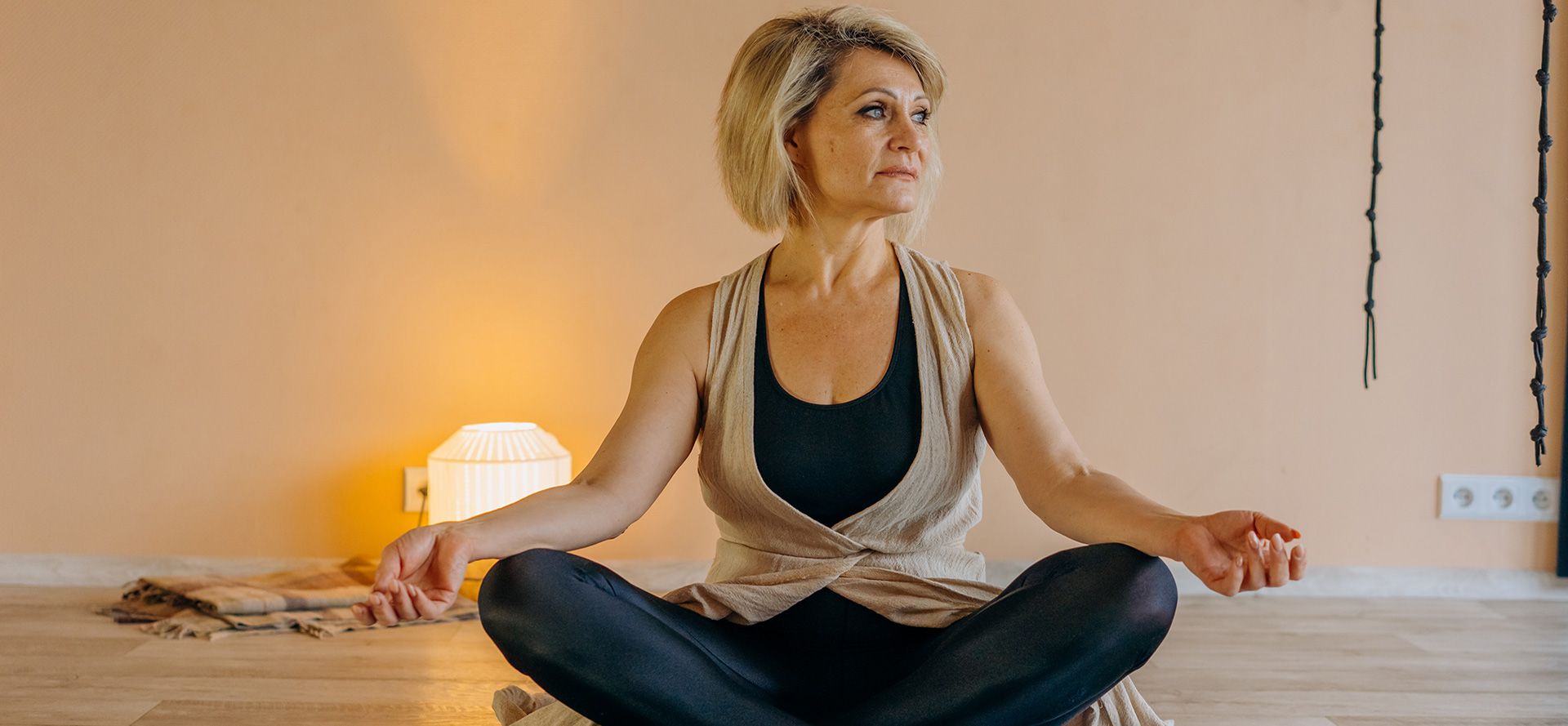 Ženy nad 40 let cvičí jógu.