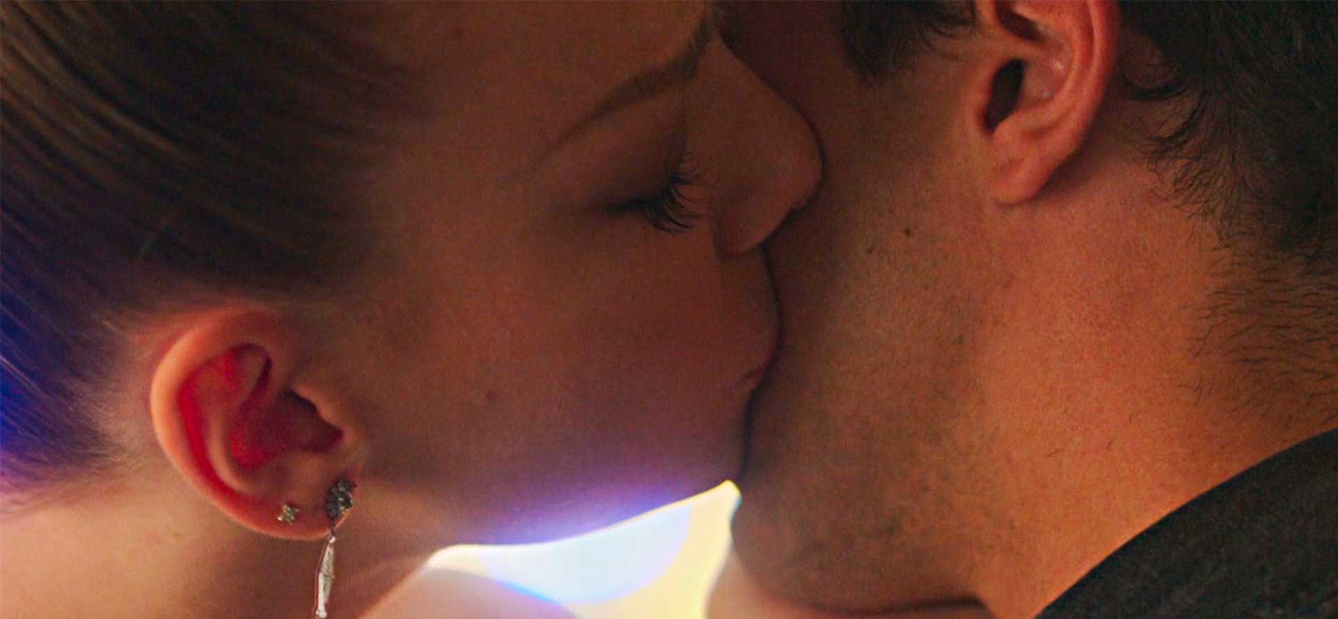 En kvinna kysser en man på kinden.
