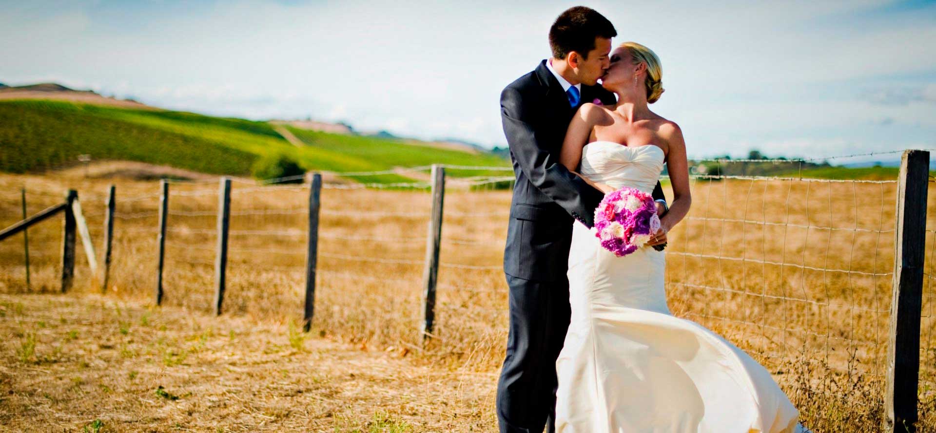 Besos de recién casados.