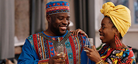 Afrikkalainen pariskunta viinilasillisen kanssa treffeillä.
