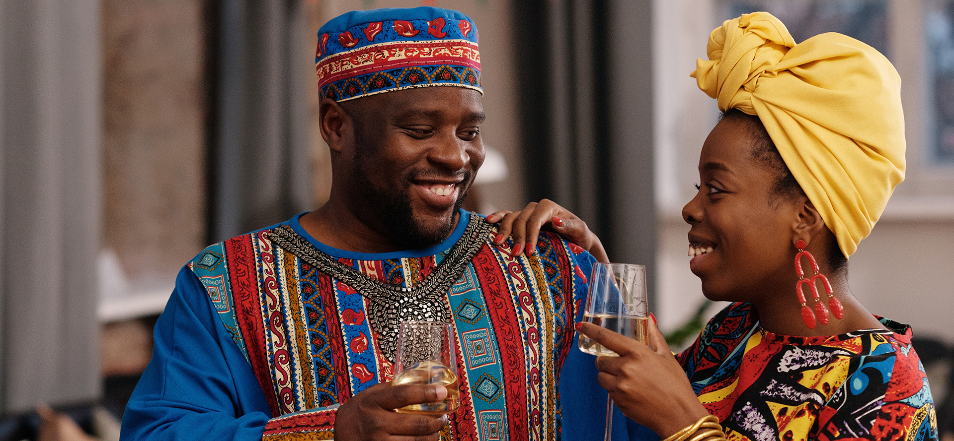 Una pareja africana con una copa de vino en una cita.