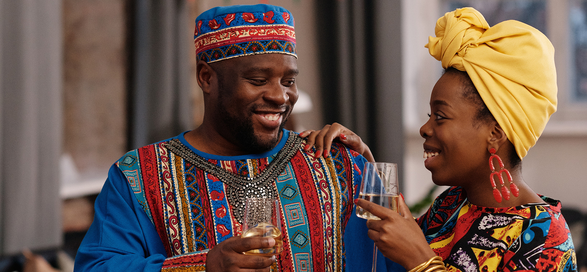 Un couple africain avec un verre de vin lors d'