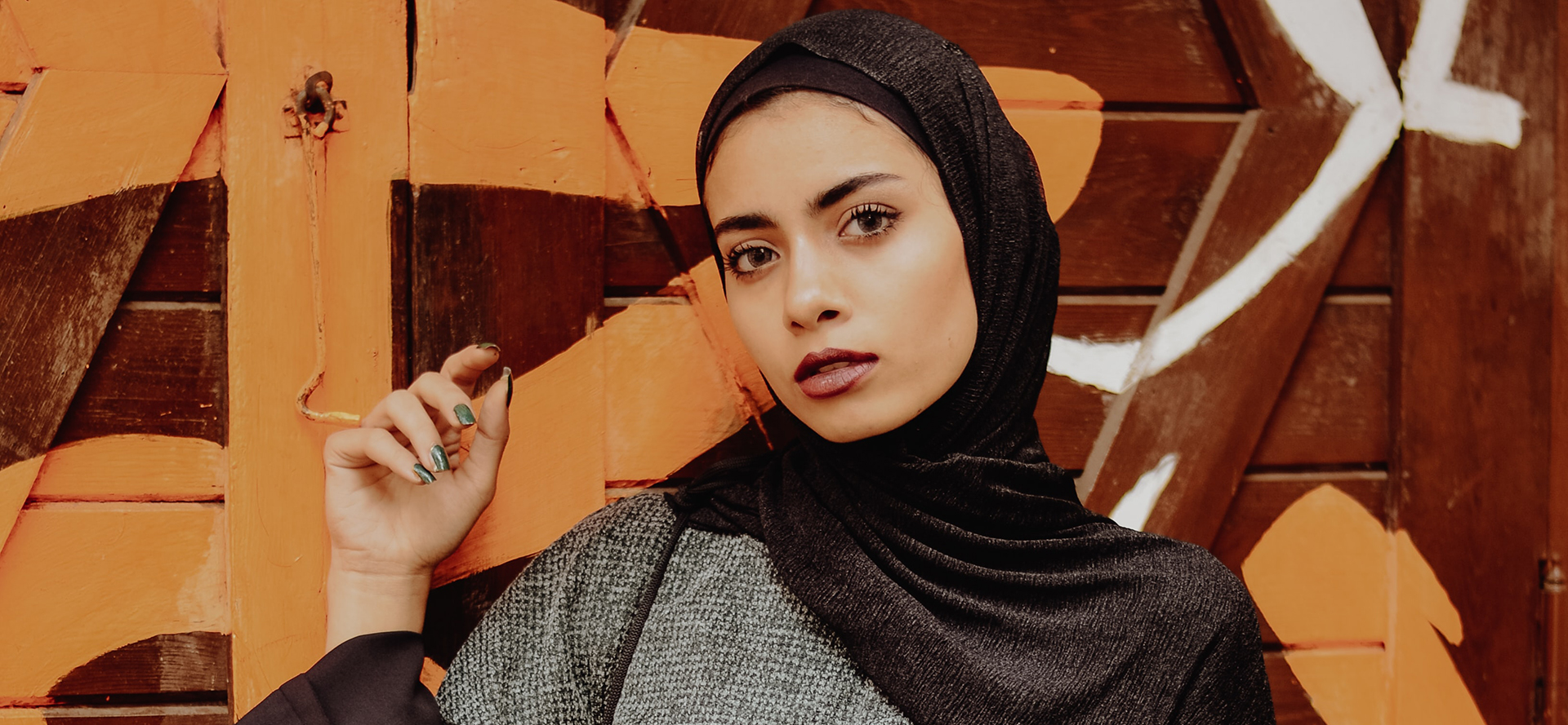 Mulher árabe em um lenço de cabeça preto.