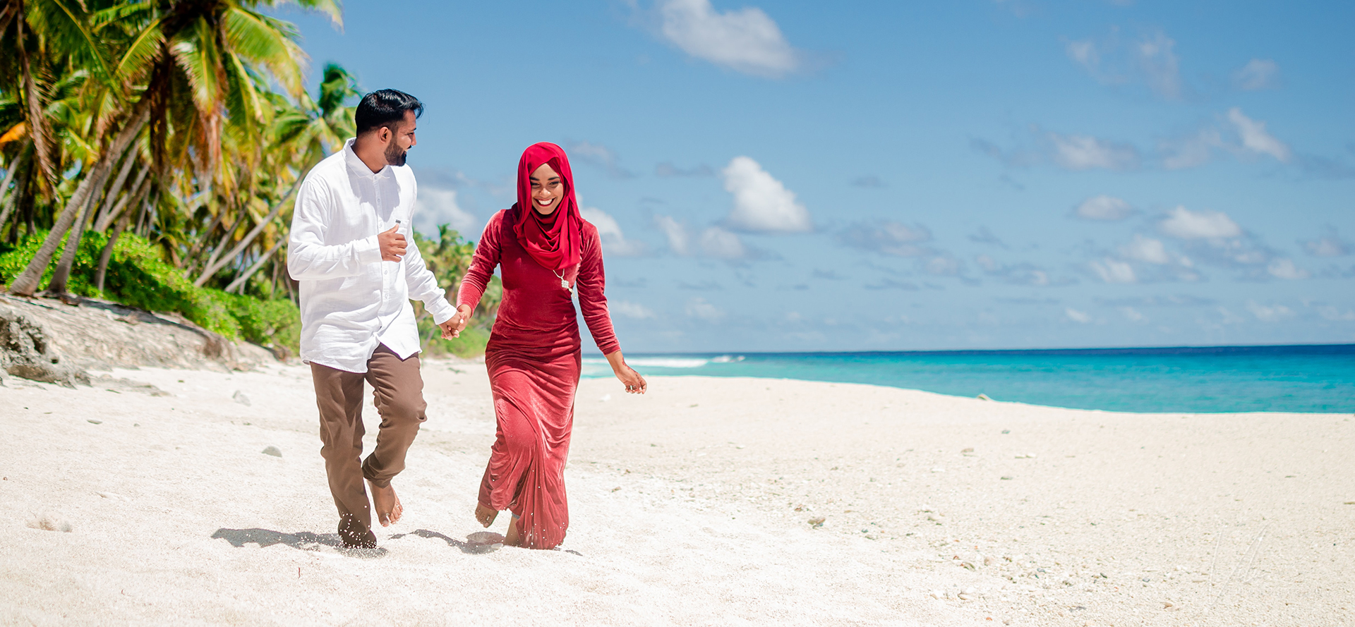 Singoli arabi ad un appuntamento passeggiano sulla spiaggia.
