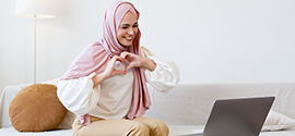 Mulher solteira árabe à procura de sua alma gêmea em um site de encontros.