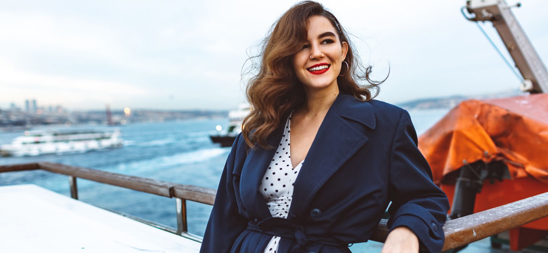 Mujer soltera en el muelle.