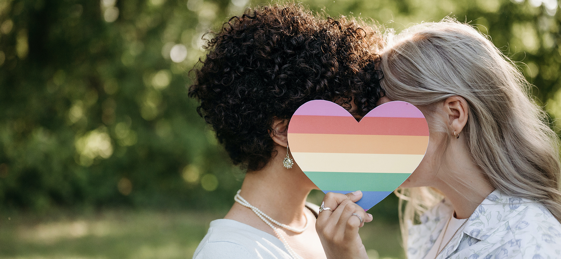 Des filles bisexuelles à un rendez-vous.