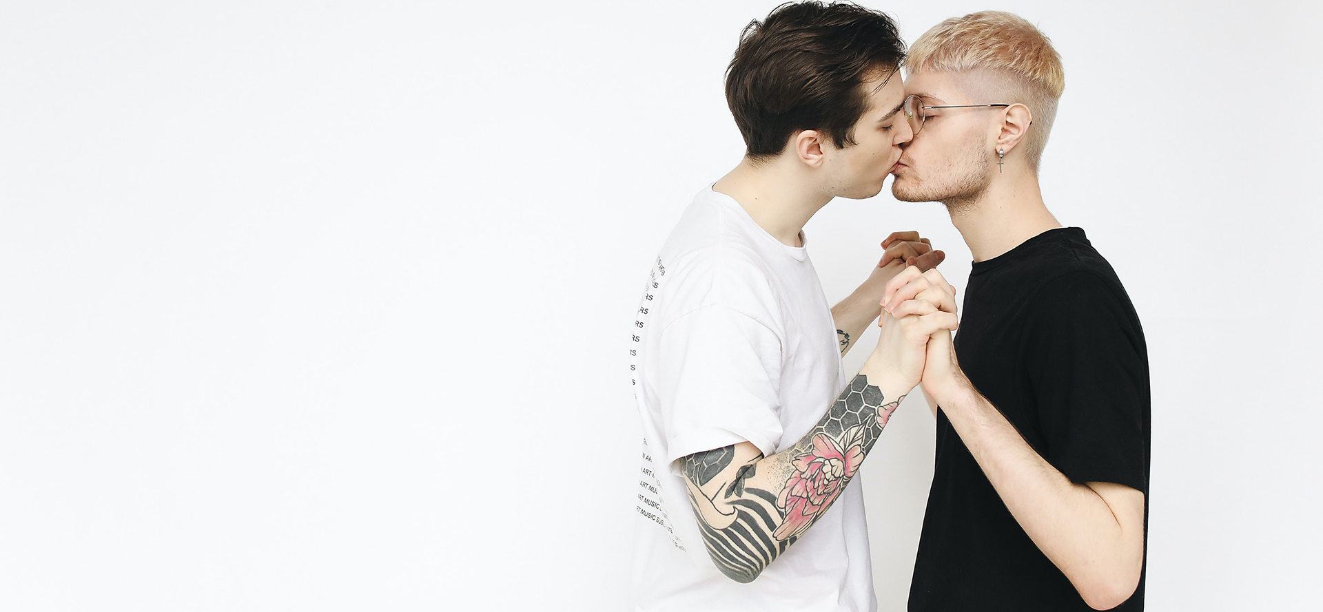 Ett bisexuellt par kysser varandra.