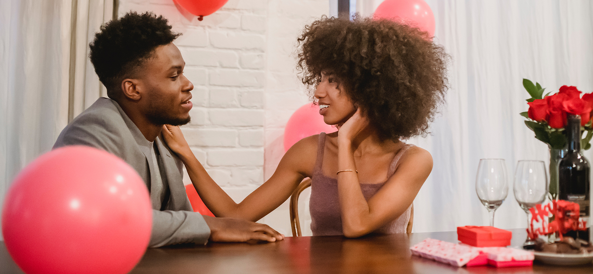Una pareja de negros en una cita romántica.