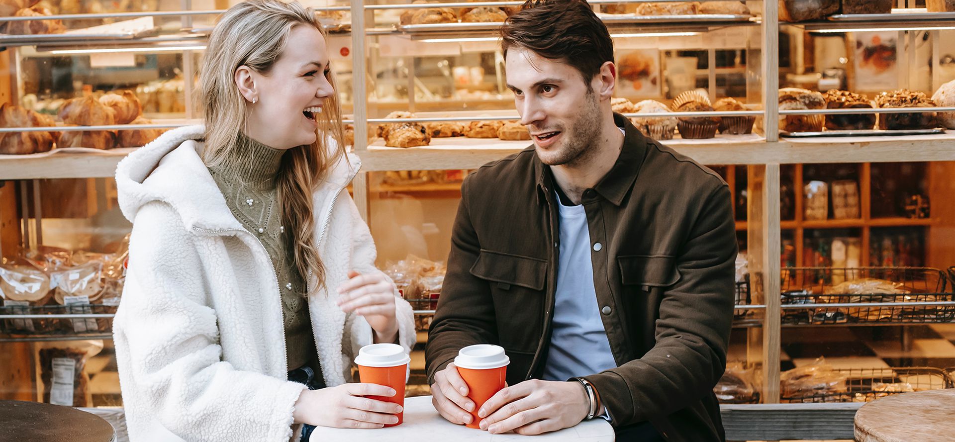 Katholische Singles bei der Partnersuche im Cafe.