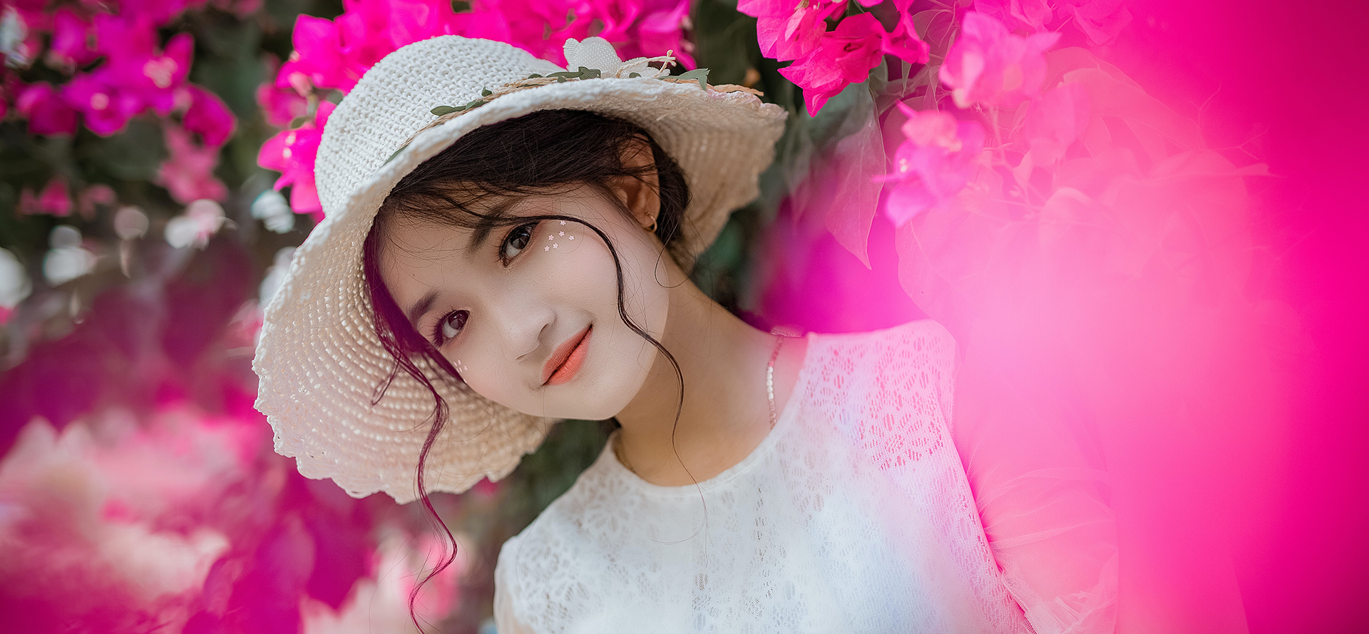 Chinese single woman is posing in flowers.