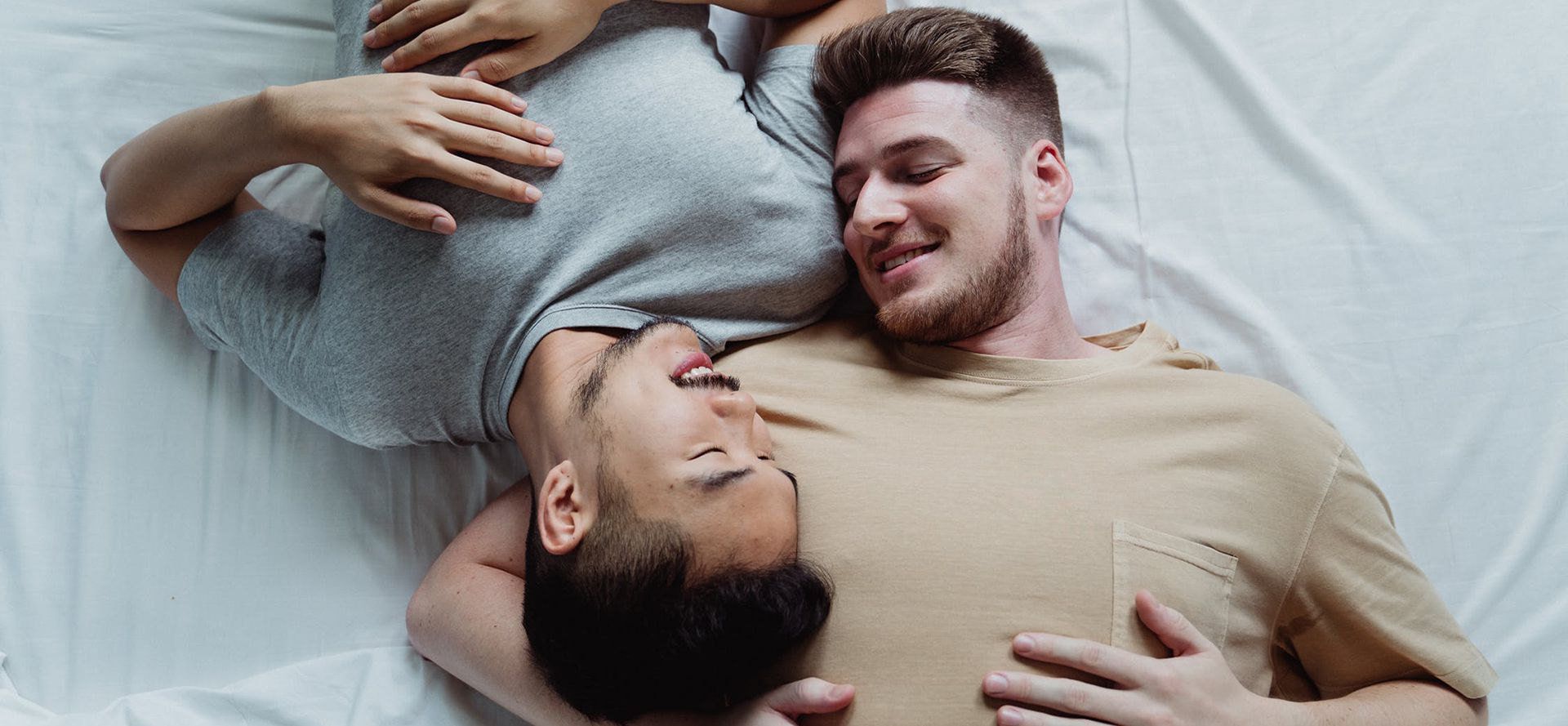 Los gays se acuestan en la cama.