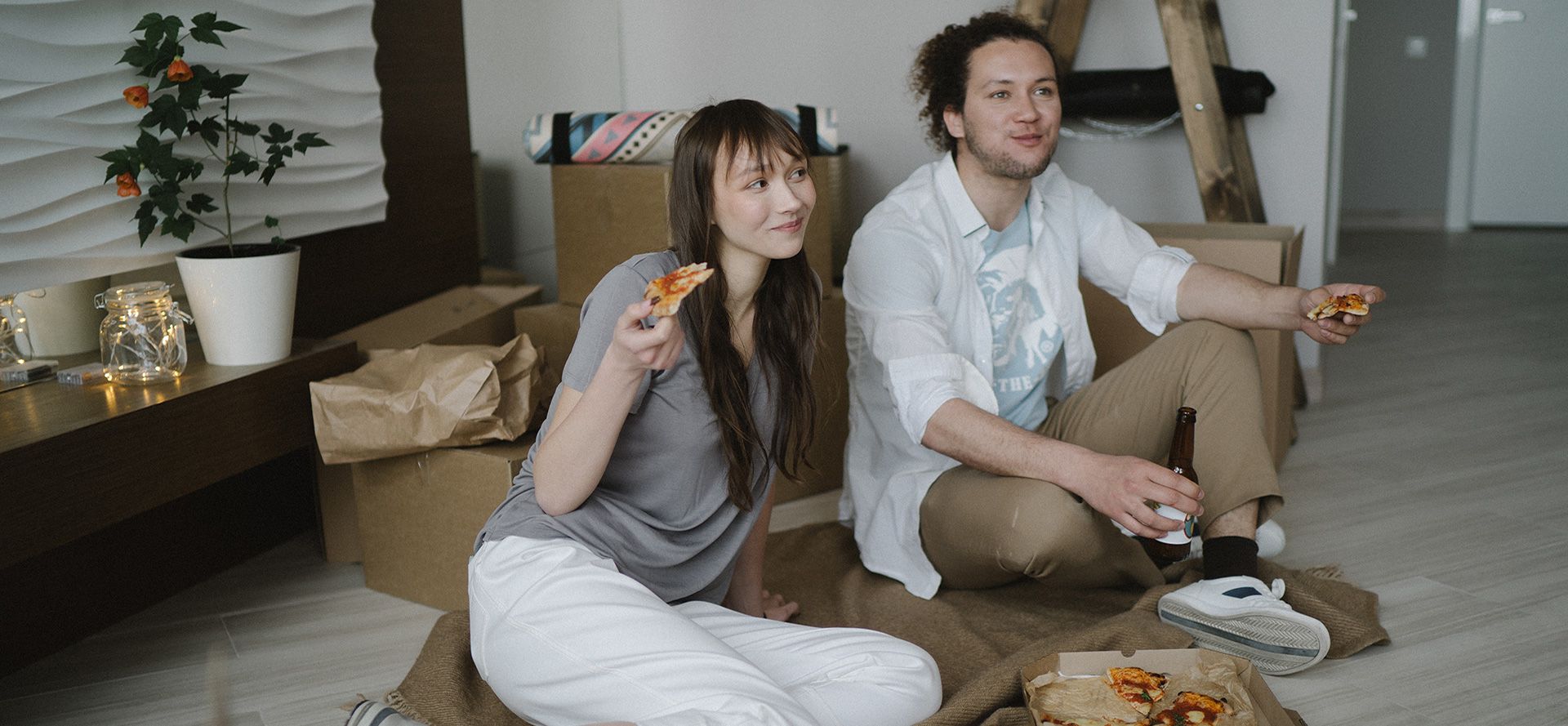 Couple eating pizza on a date.