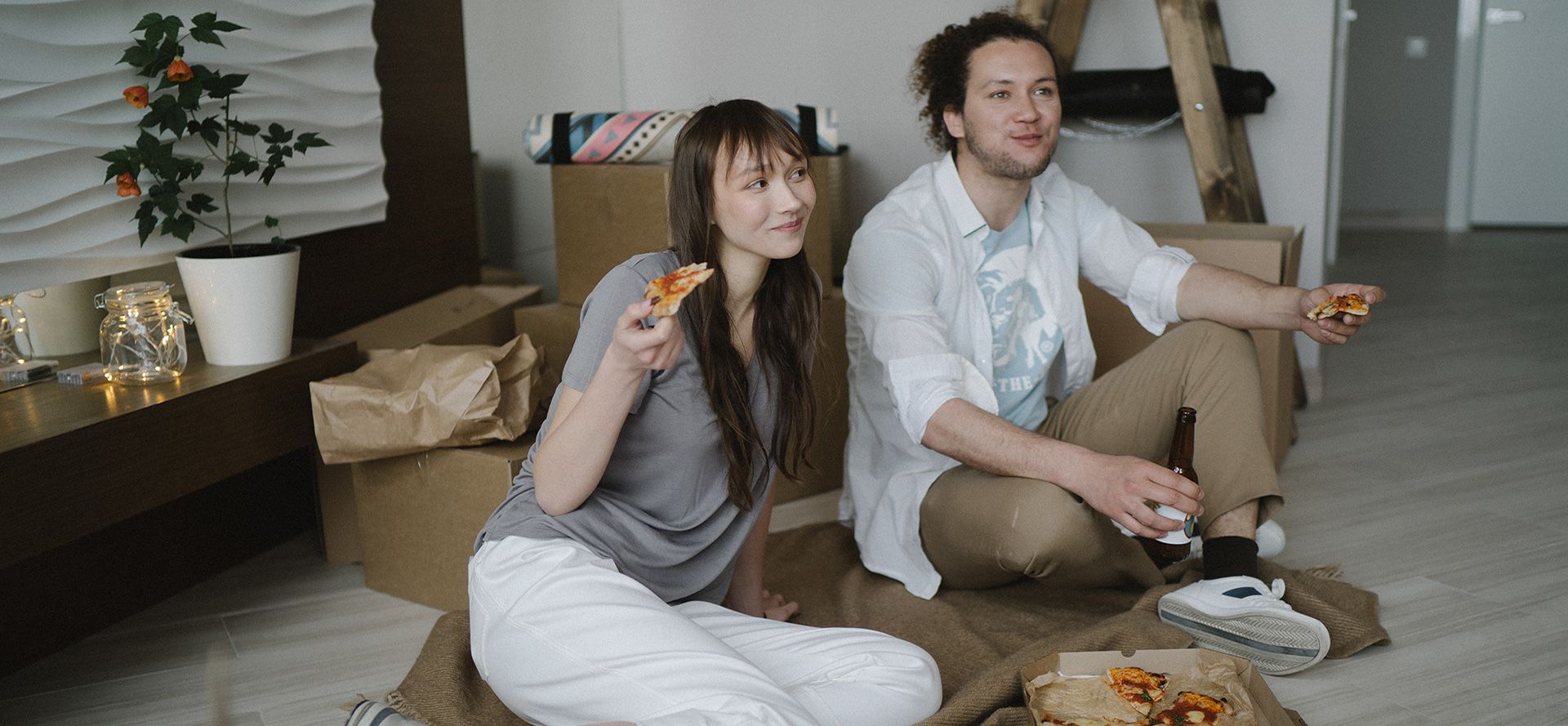 Pareja comiendo pizza en una cita.