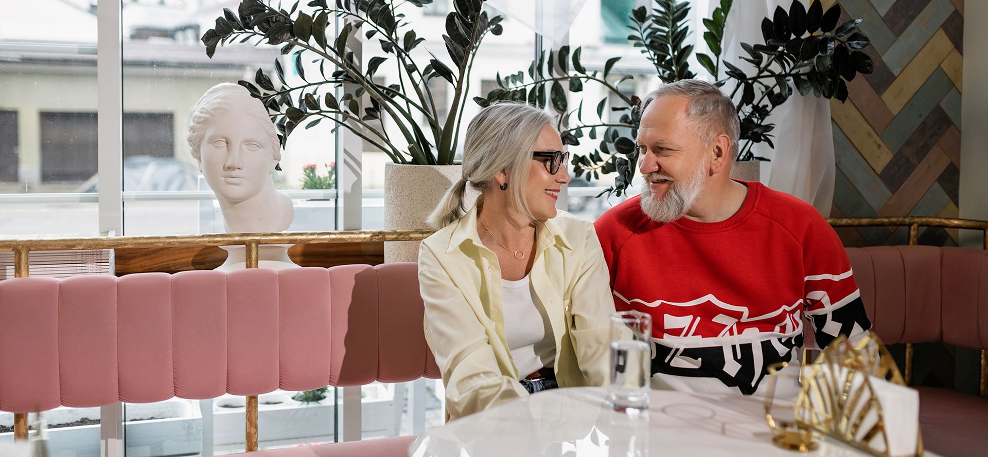 Pareja de más de 50 años en la cafetería.