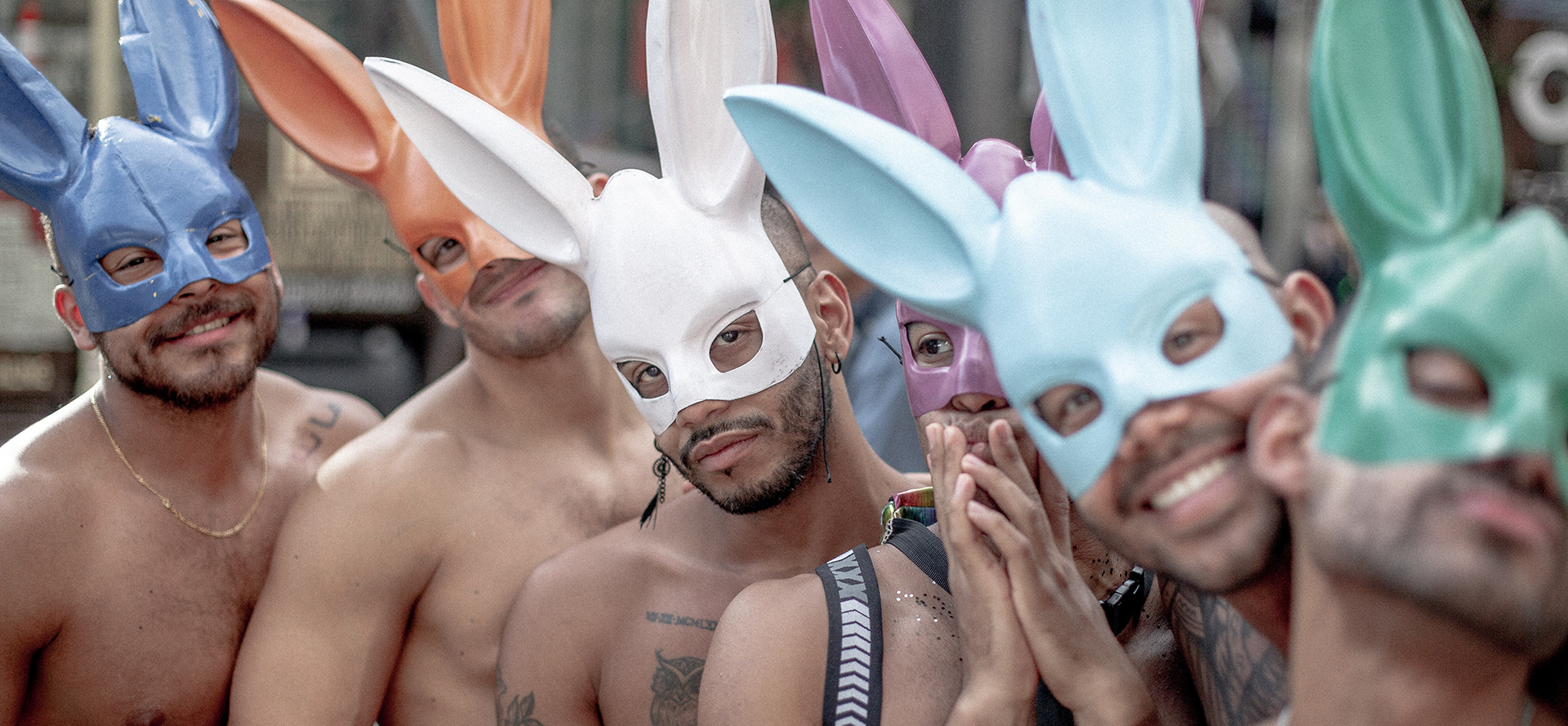 Hombres con máscara de conejo.