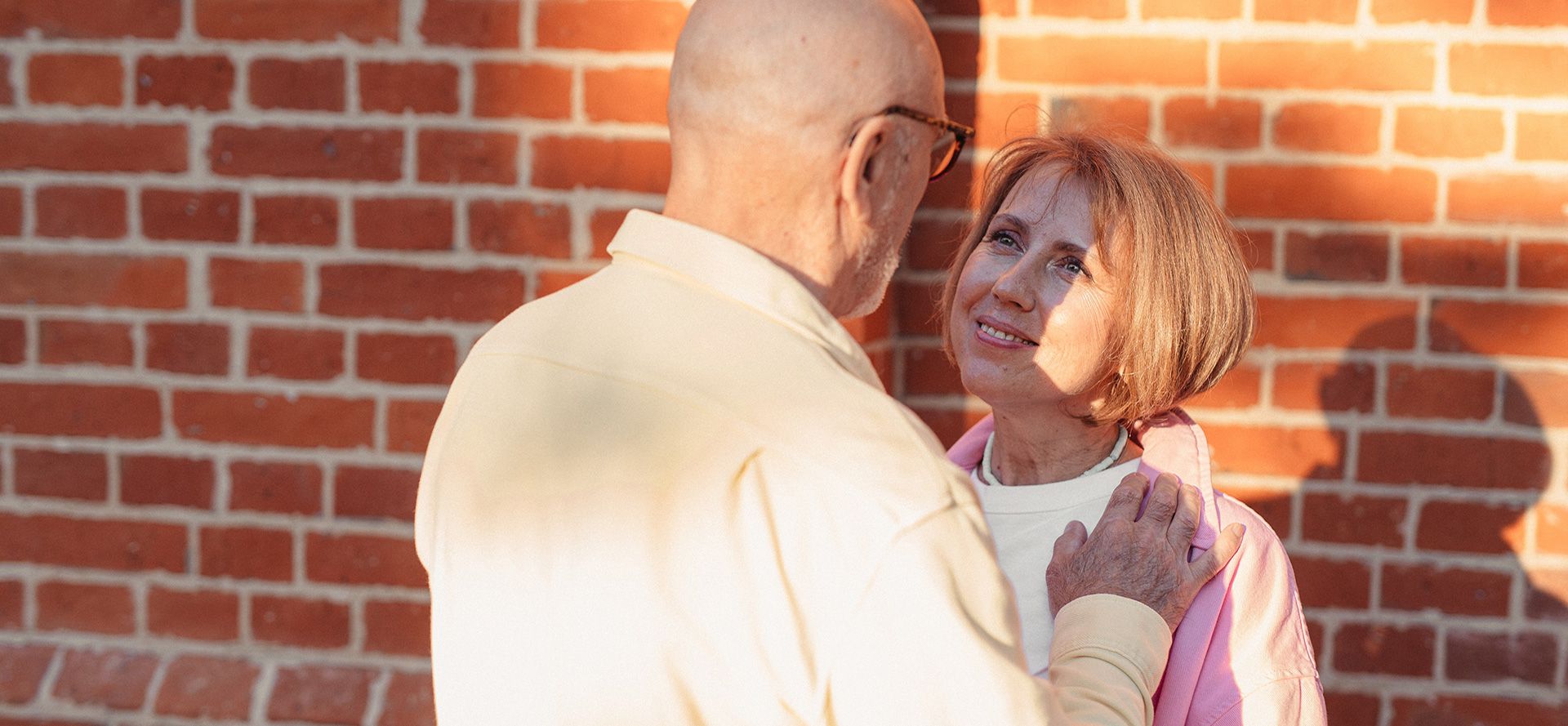 Uscire con persone di età superiore ai 40 anni.