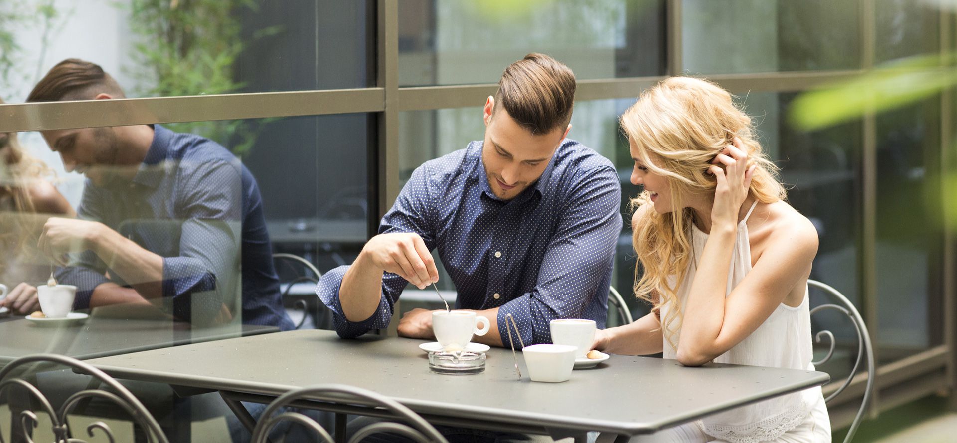 Date met cougar in café.