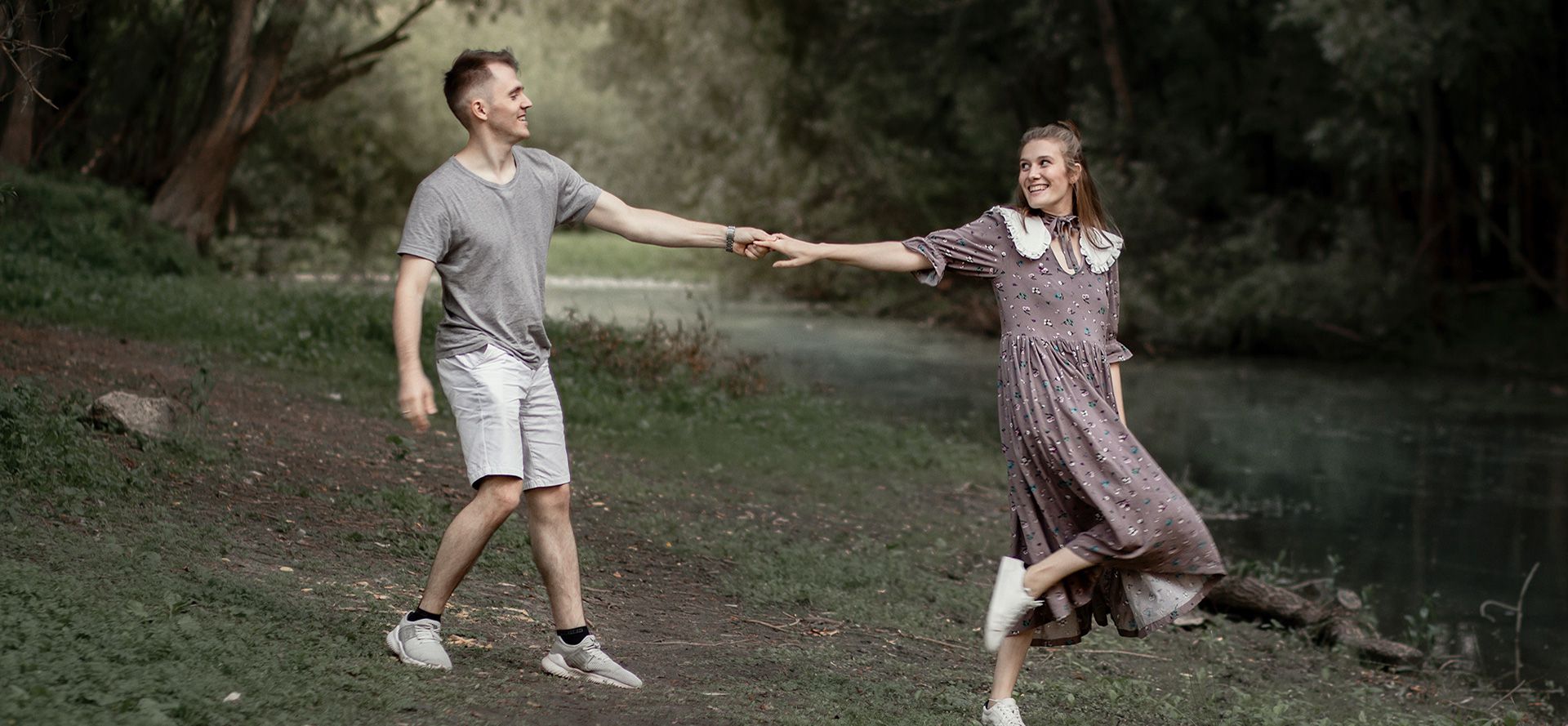 Casal em uma data na floresta.