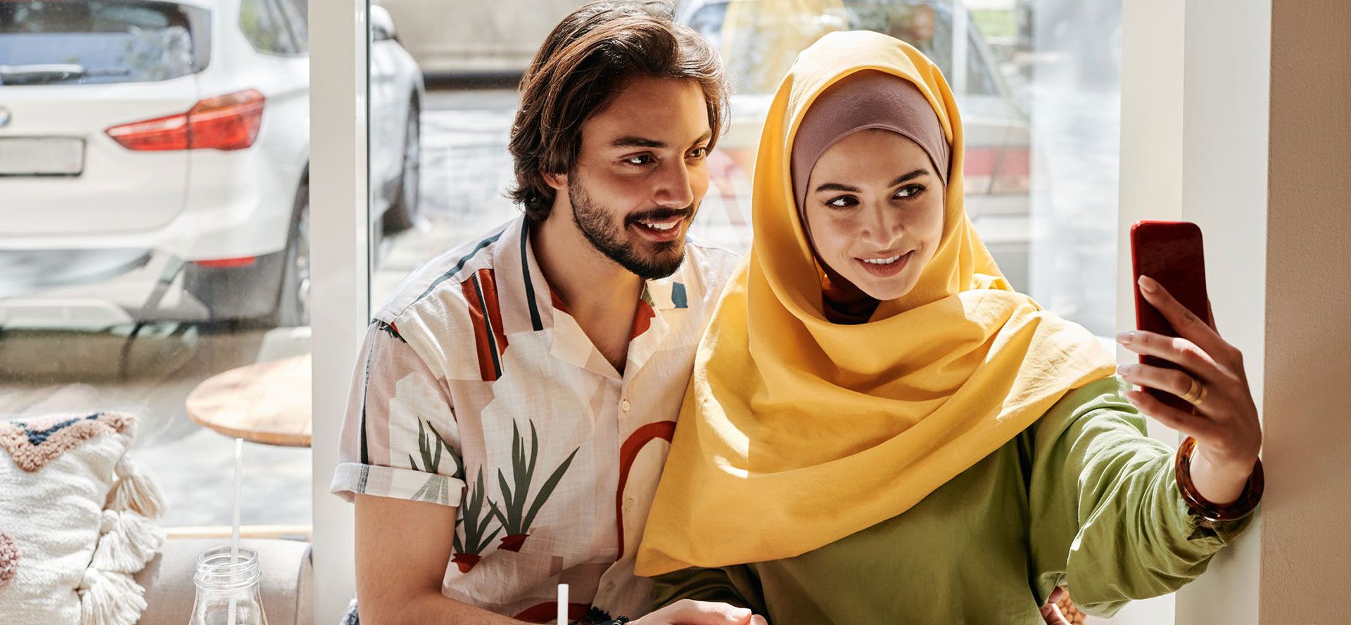 Une femme musulmane prend un selfie avec son petit ami.