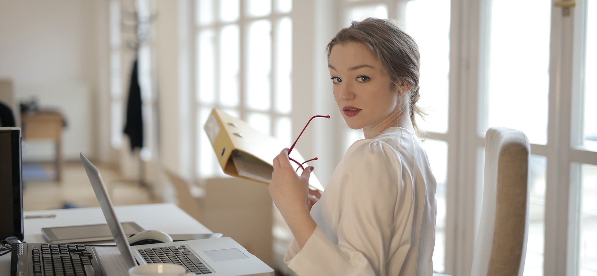 The professional girl works in the office.