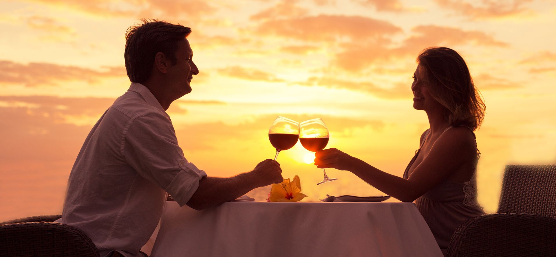 Daten met rijke man bij zonsondergang.