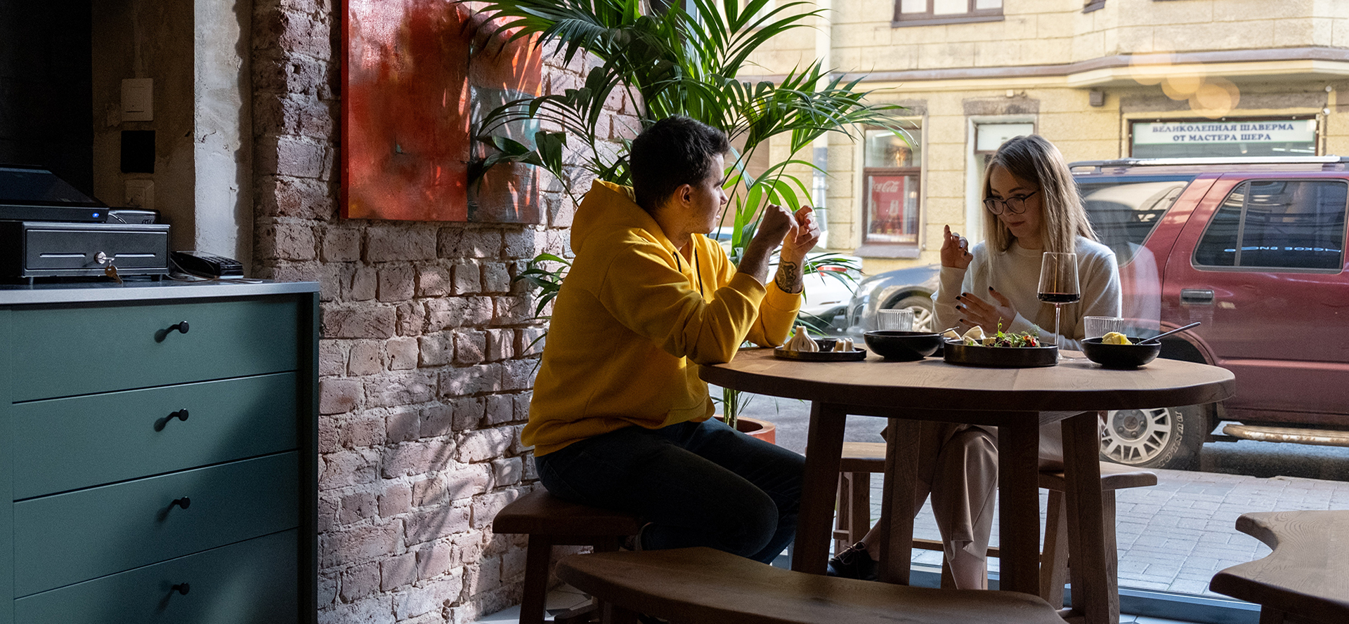 Deaf singles on a date.