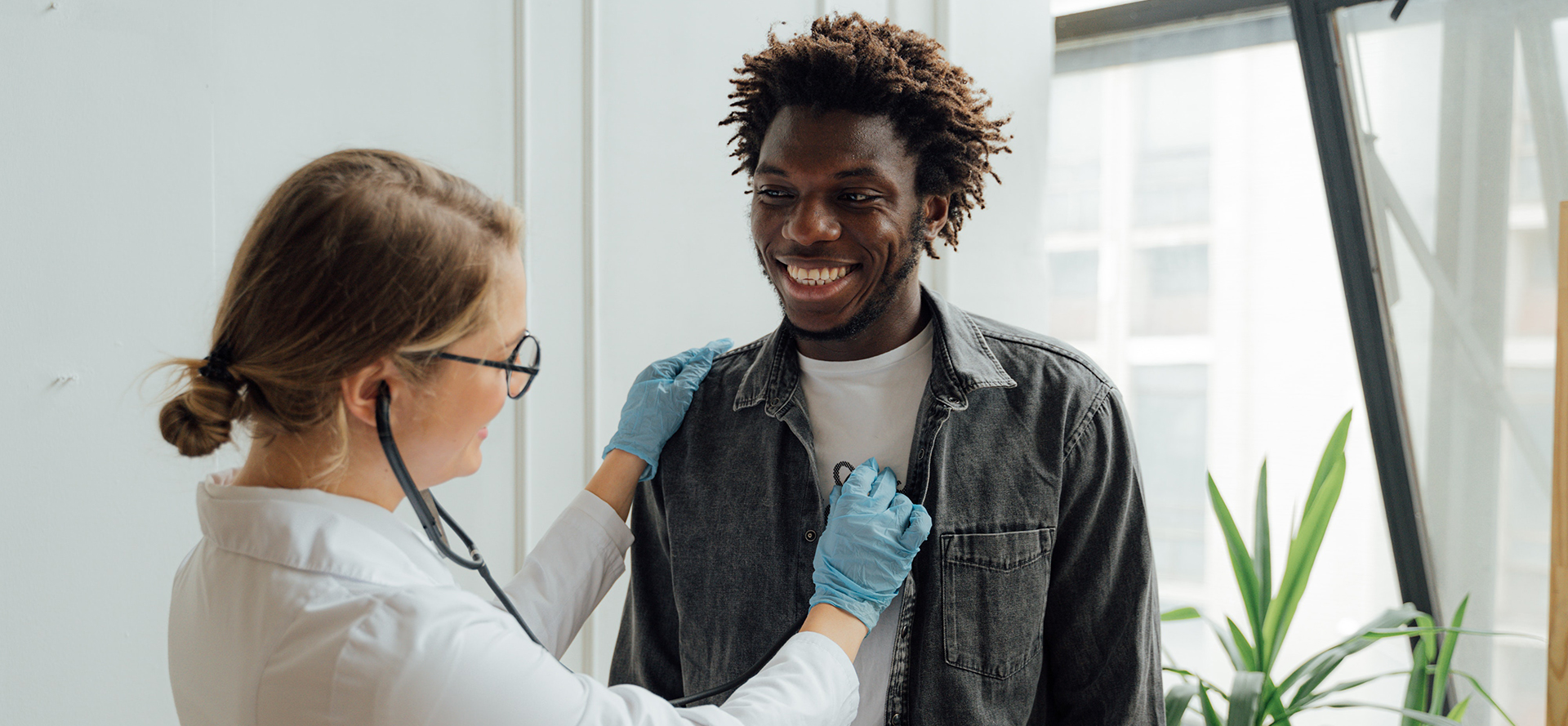 The doctor examines the patient.