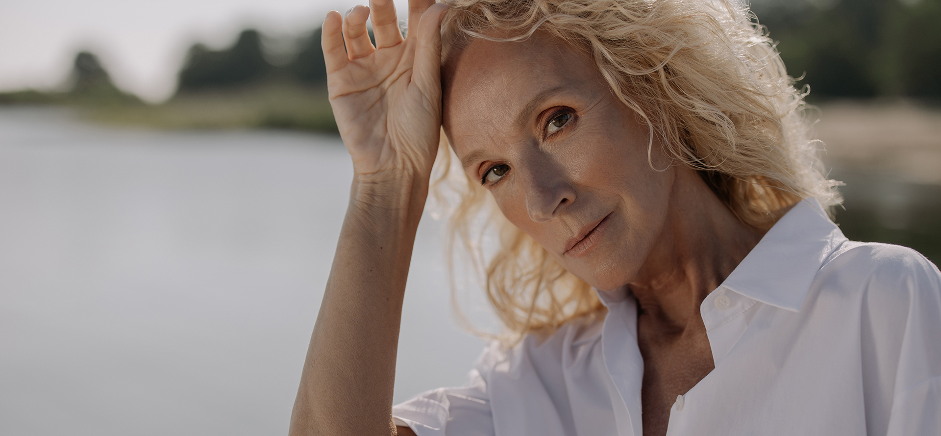 Hermosa abuela con camisa blanca.