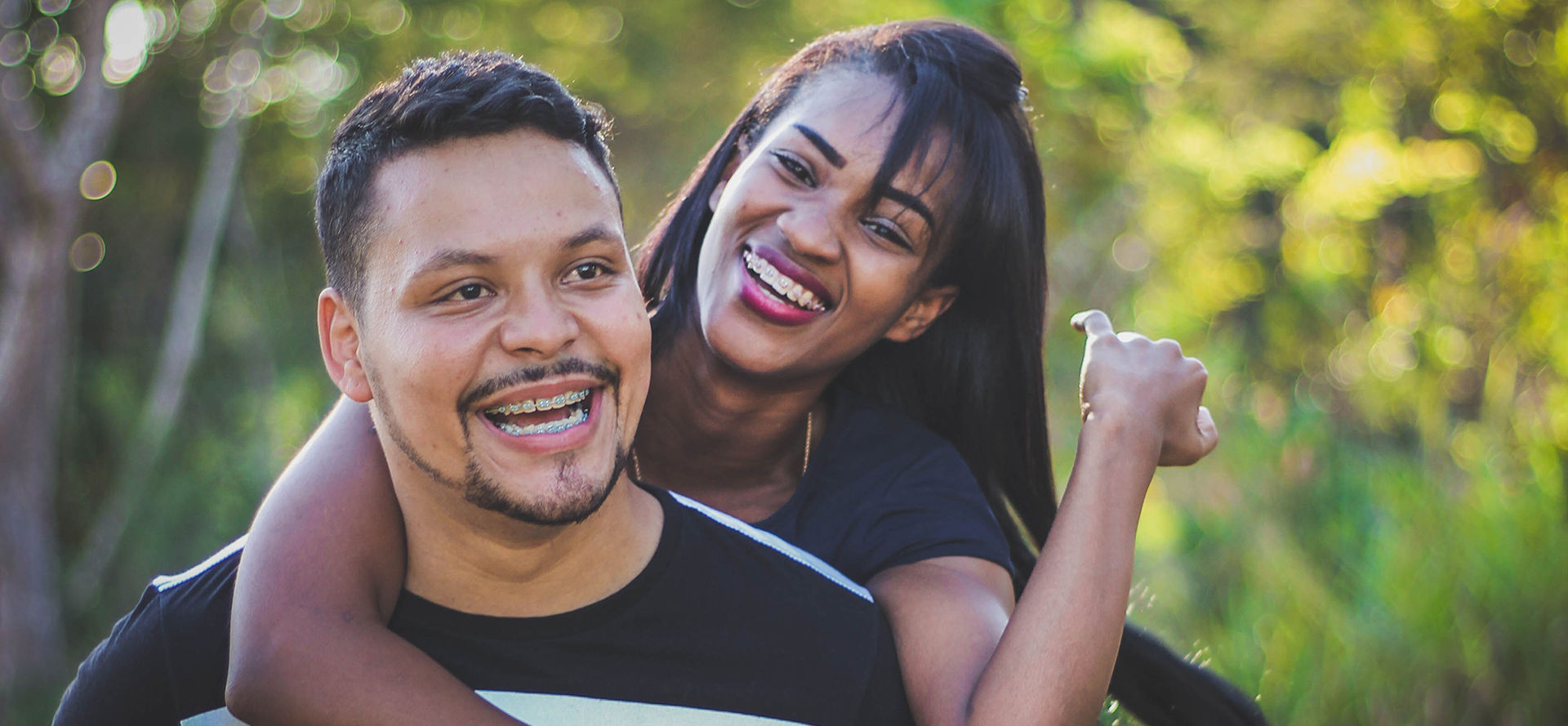 Célibataires latinos lors d'un rendez-vous.