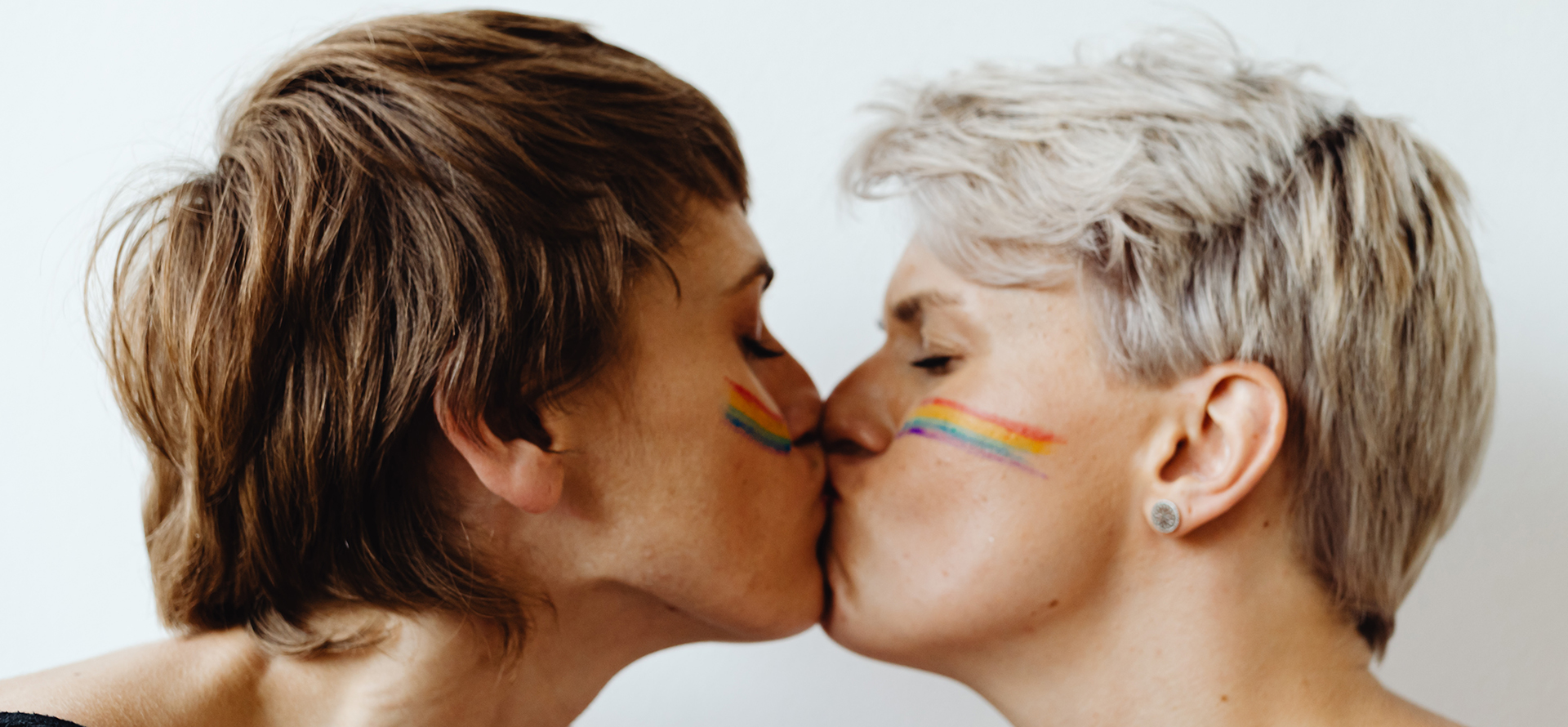 Una pareja de lesbianas besándose.