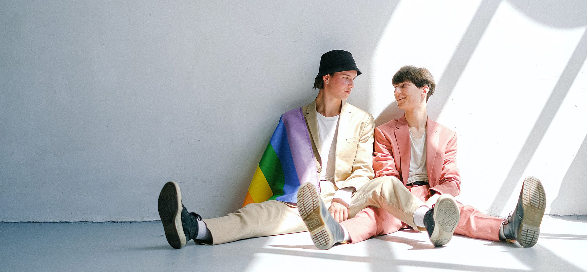 Un couple LGBTQ.