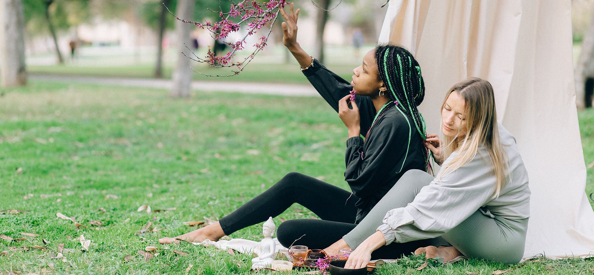 Donne LGBTQ nel parco.