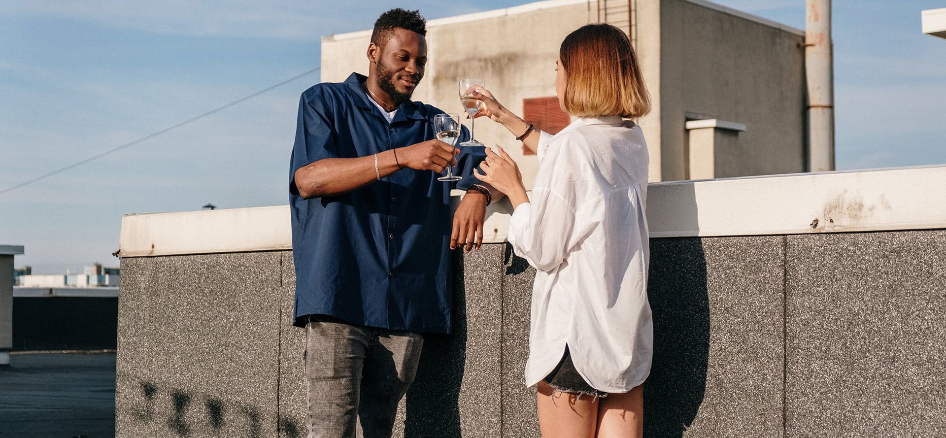 Man invites his woman friend on dating on the roof.