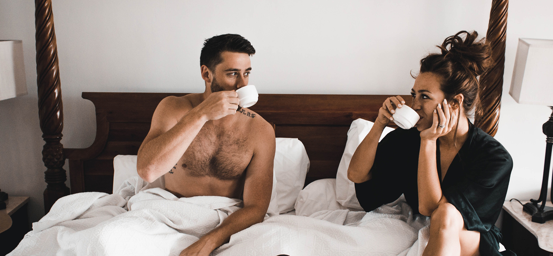 Femme mariée avec son amant buvant du café au lit.