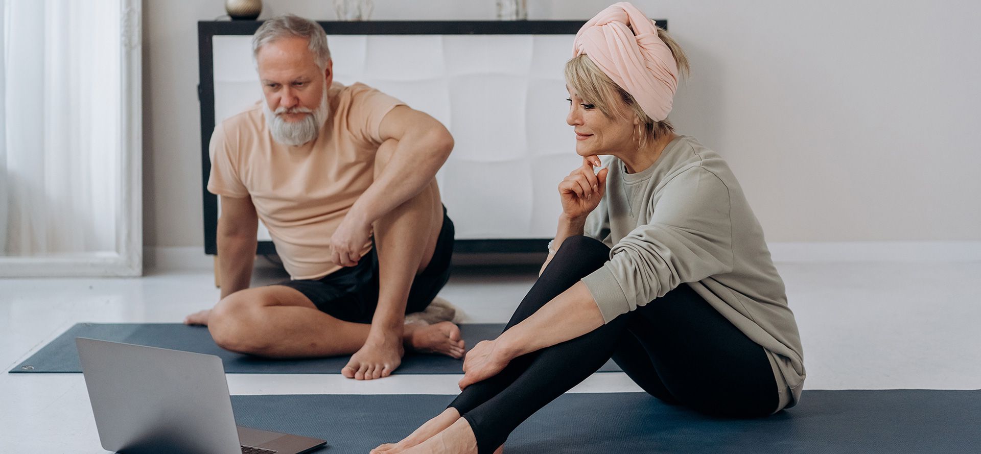 Oudere singles op een yoga date.