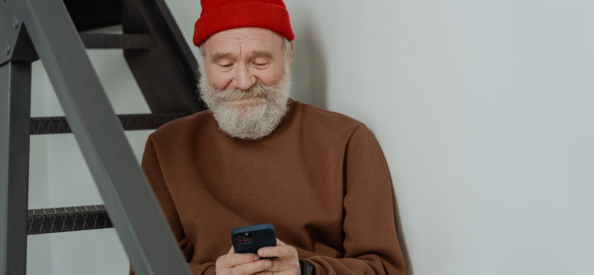 L'uomo più anziano cerca l'anima gemella sui siti di incontri online.