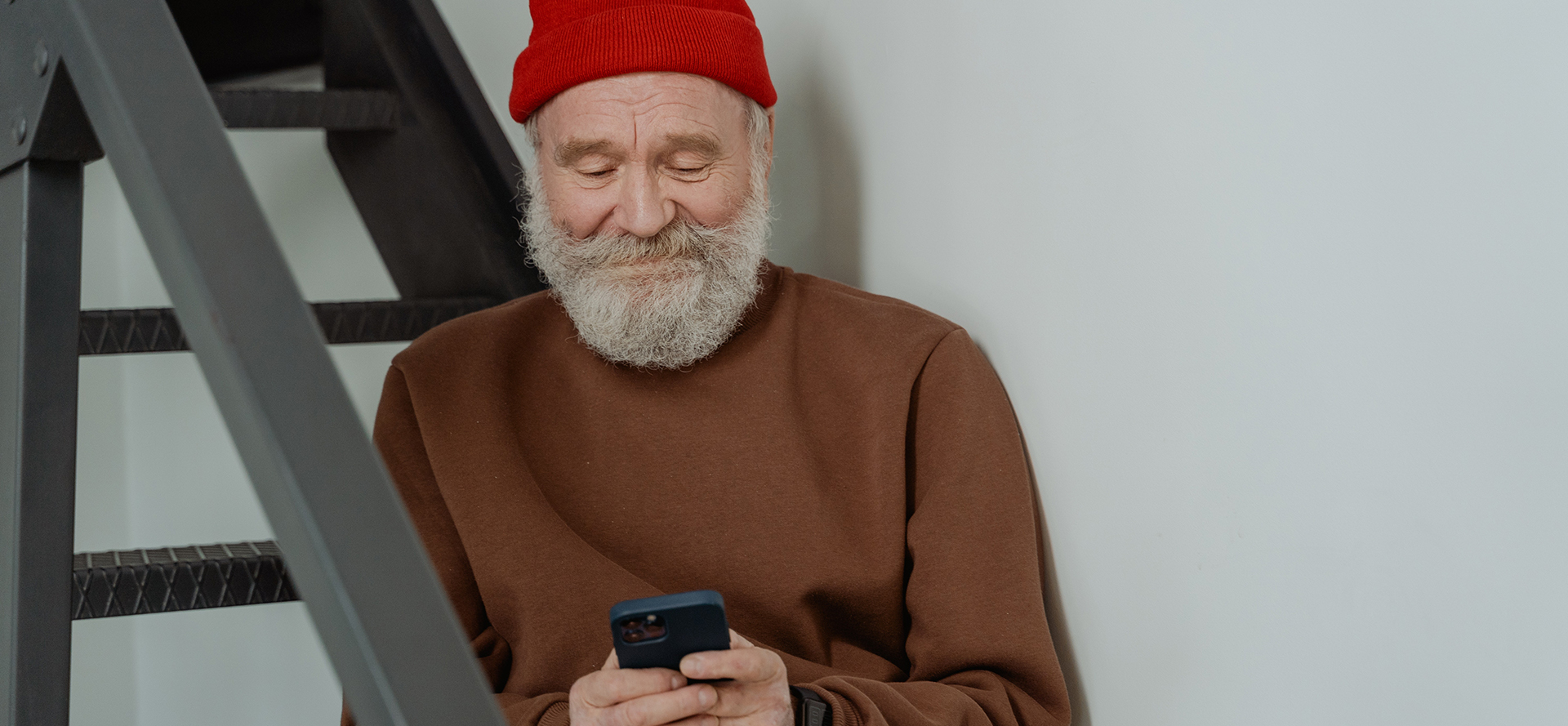 L'homme âgé cherche l'âme sœur sur des sites de rencontres en ligne.