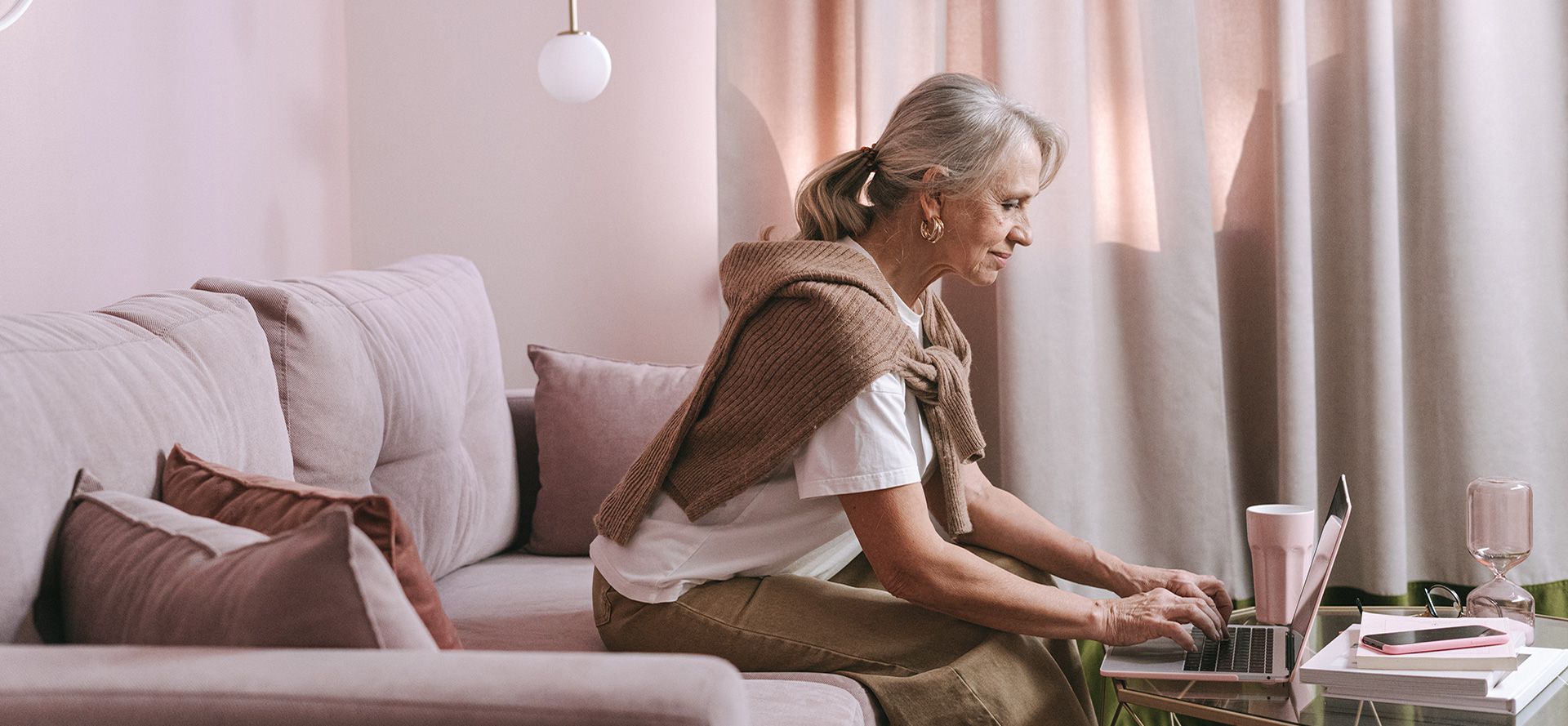 Äldre kvinna som använder dejtingsajter.