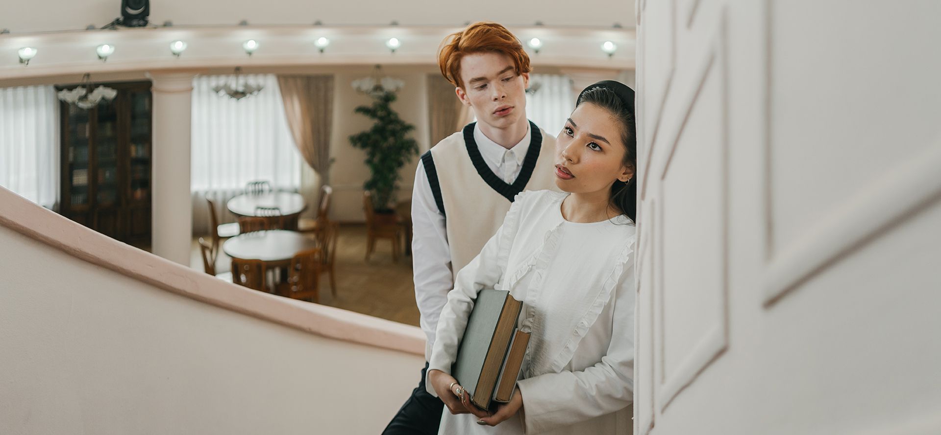 Homem ruivo no encontro com mulher.