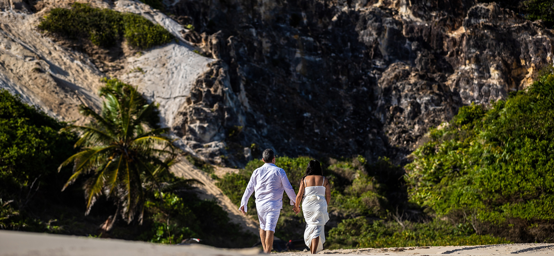 Samoanský pár na rande při procházce po pláži.